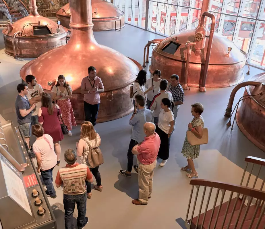 Participants of a guided tour in one of the sectors of the Museum of Estrella Galicia (MEGA). Source: mundoestrellagalicia.es