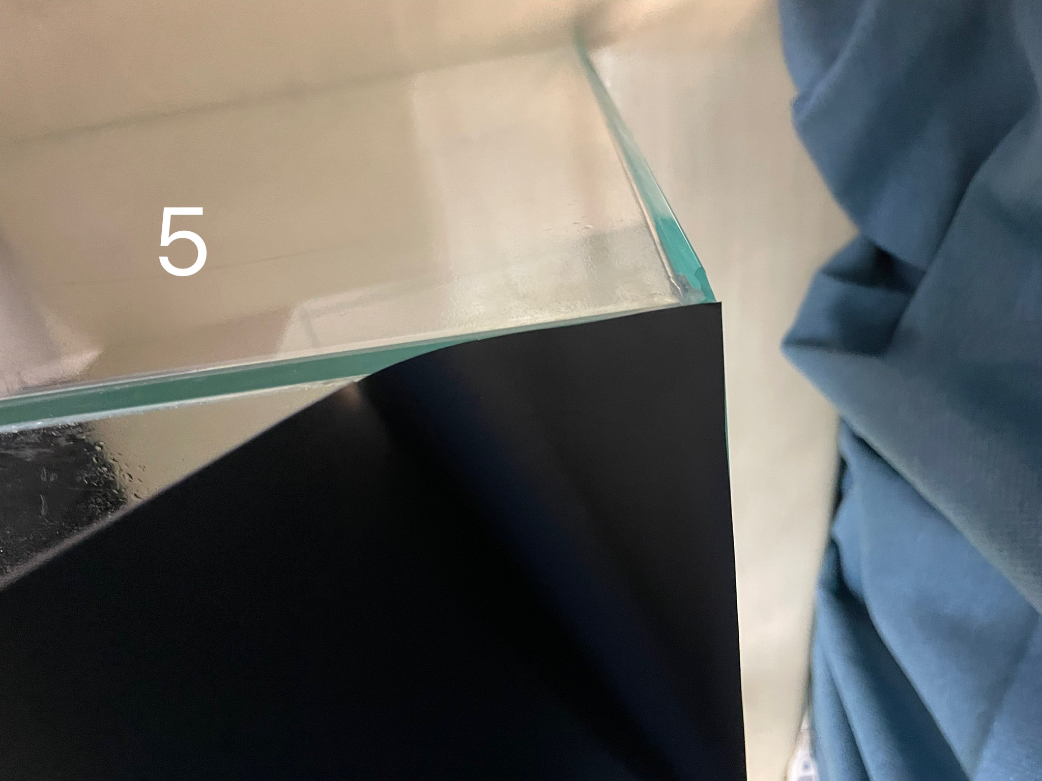 步驟6 用刮板推氣泡