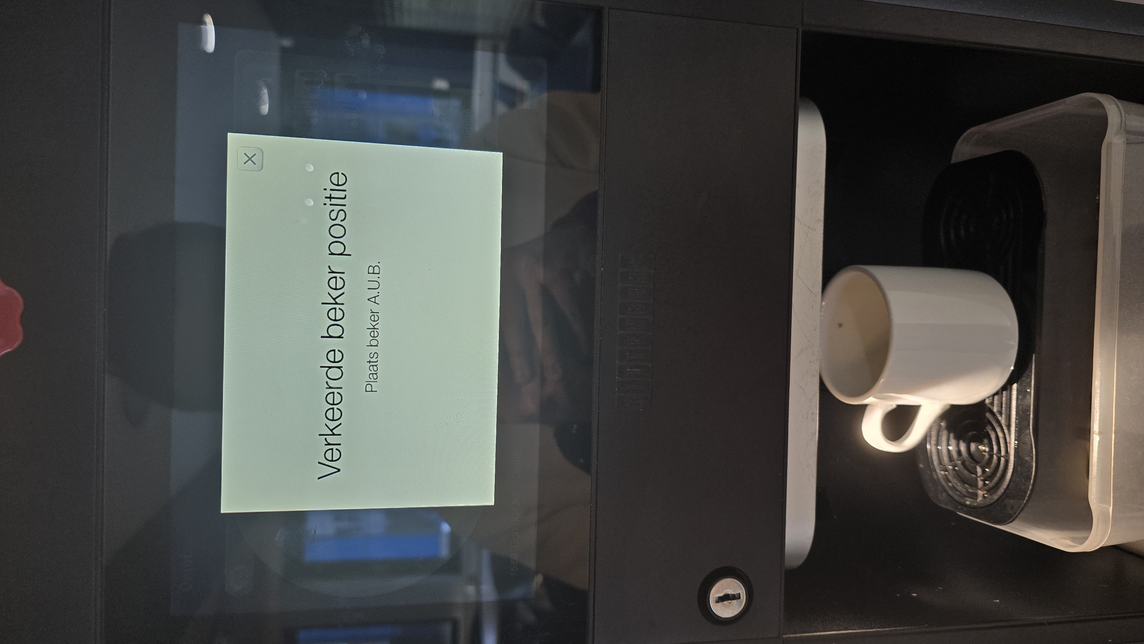 Coffee machine with cup sensor
