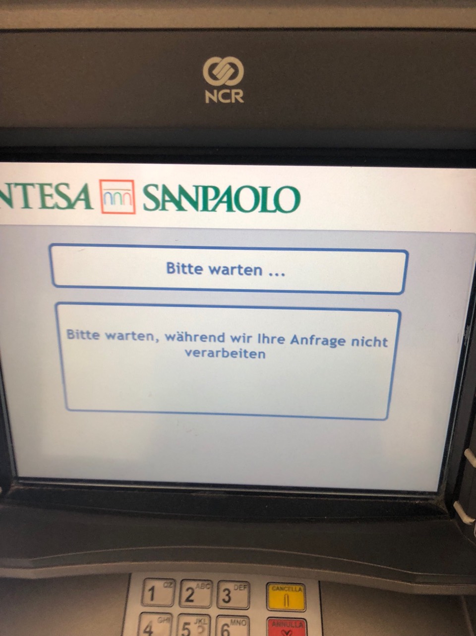 Negativbeispiel, wie ein ATM nicht sein sollte, aber es dennoch so gibt