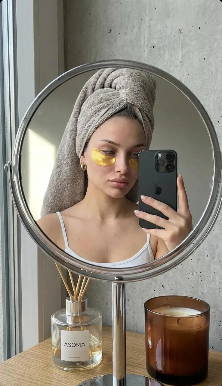 A highly realistic mirror selfie of a young woman taken t...