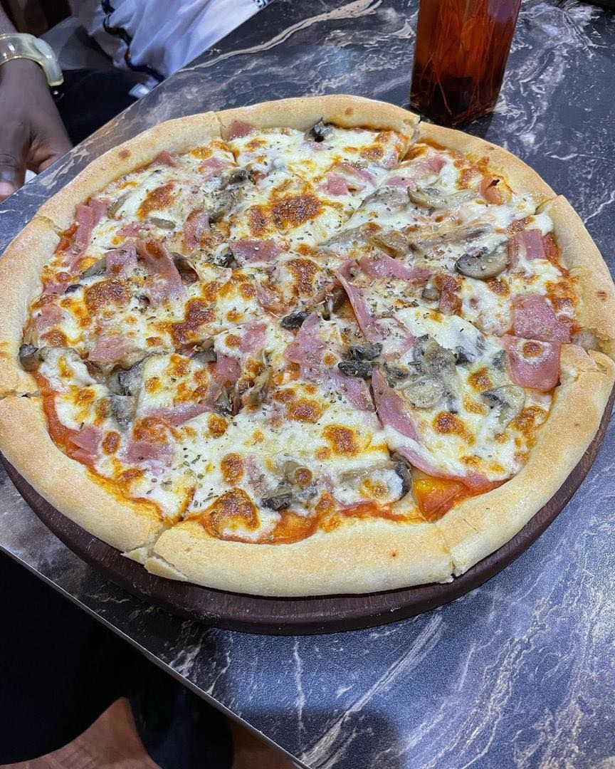 Pizza au poulet et à la viande de bœuf
