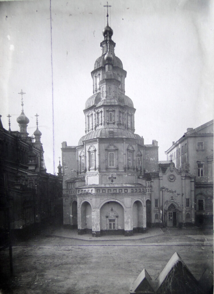 Собор із прибудовою, яка у 1920-ті рр. віддана під музей, а пізніше знесена на фото українського мистецтвознавця Стефана Таранушенка 1914 року