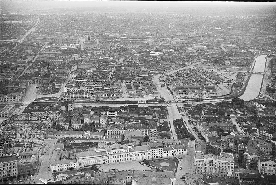 Німецький аерофотознімок 1942 року. В центрі — будинок дворянського зібрання, знищений наприкінці 1942 або на початку 43. За ним можна побачити Покровський монастир