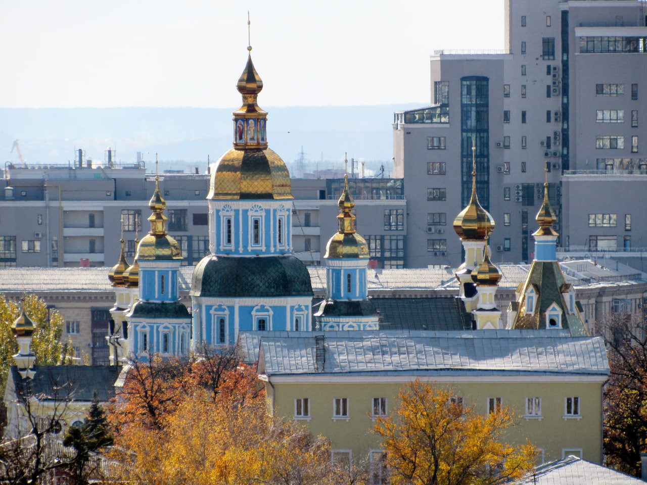 Покровський собор з парковки у саду Шевченка