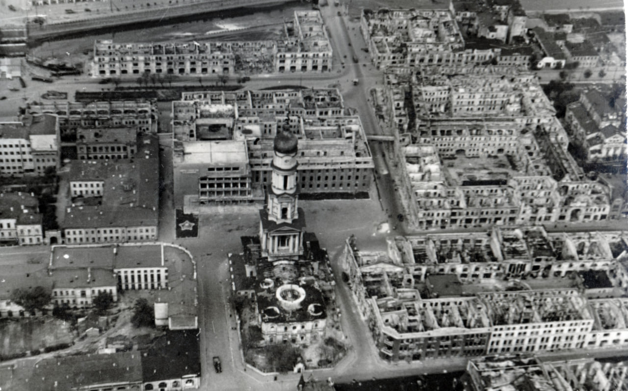 Німецький аерофотознімок 1942 року, де видно пошкоджений центр Харкова та Успенський собор з демонтованими у 1930-х банями. Всі пошкоджені будівлі, що видно на фото, були знесені