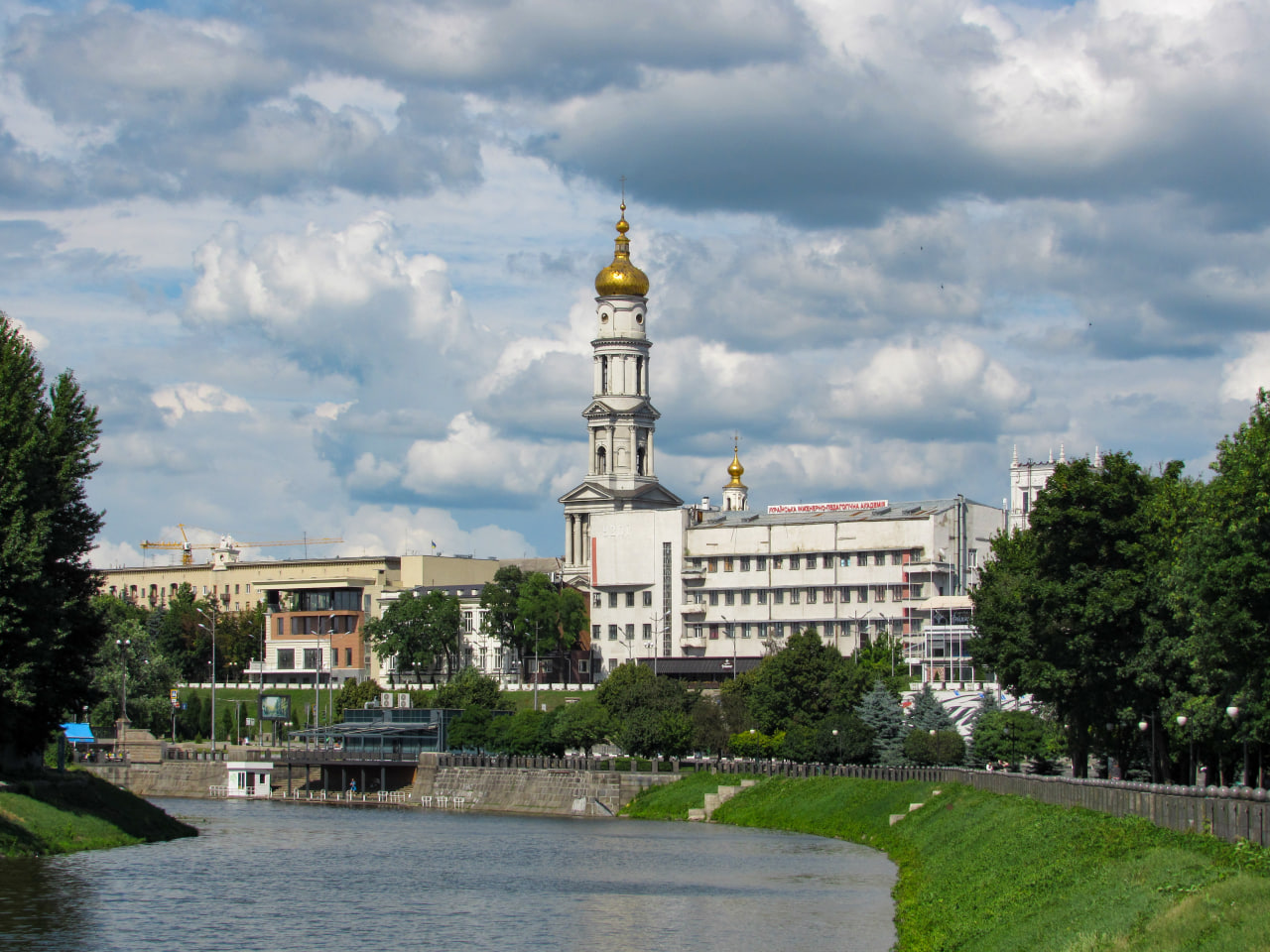 Дзвіниця виглядає з-за радянської забудови. Краєвид зі скверу Стрілка