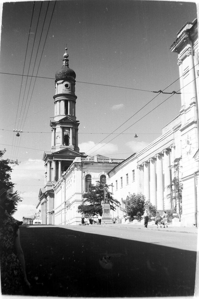 1956 рік. Фронтон та купол ще не відновлені. Пам’ятник Каразіну ще не перенесено