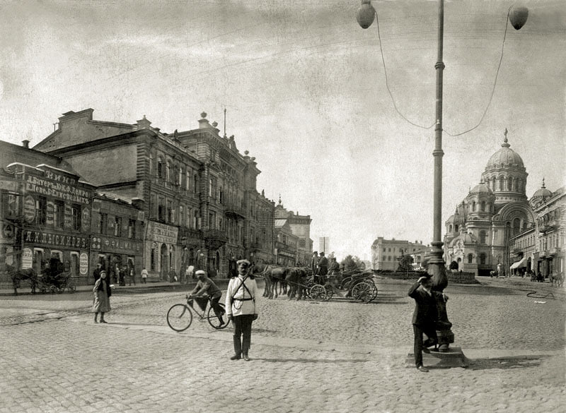 Забудова Миколаївського майдану у 1896 році. Триповерхова будівля з мезоніном — міська дума, яку в радянські роки перебудували