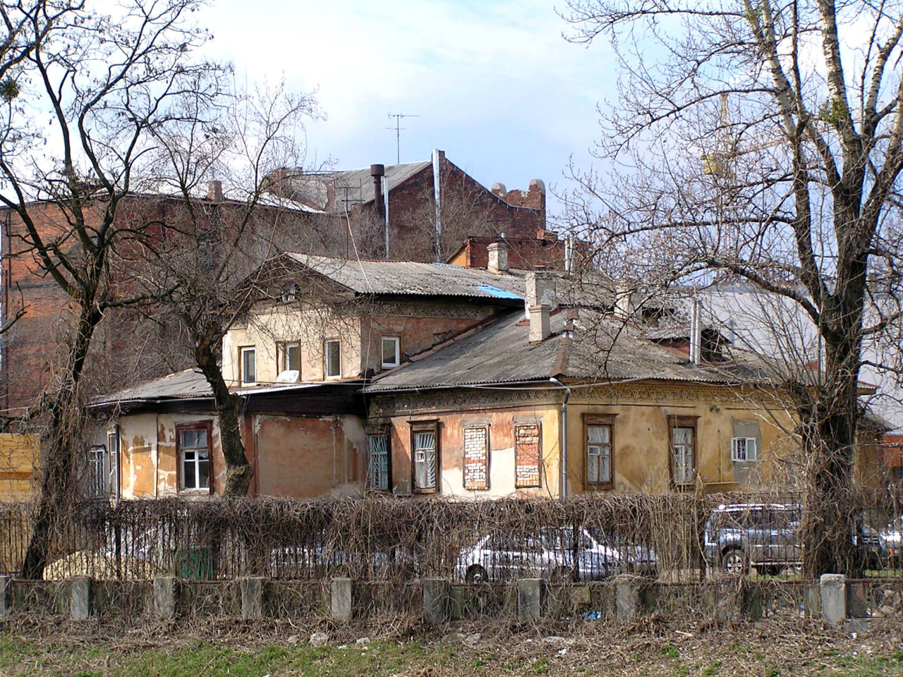 Будівля зі скверу Стрілка