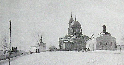 Стара (на передньому плані) і нова Озерянська церква з каплицею. 1900-і рр.