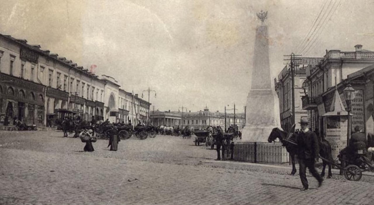 Перший пам'ятник у Харкові. Встановлений на честь заснування міста