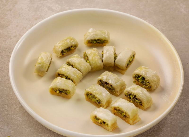 عيون فستق حلبي