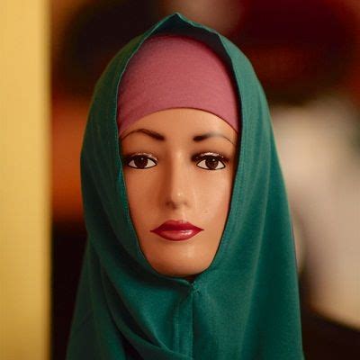 Tutorial Makeup untuk Berpenampilan Menarik dengan Jilbab