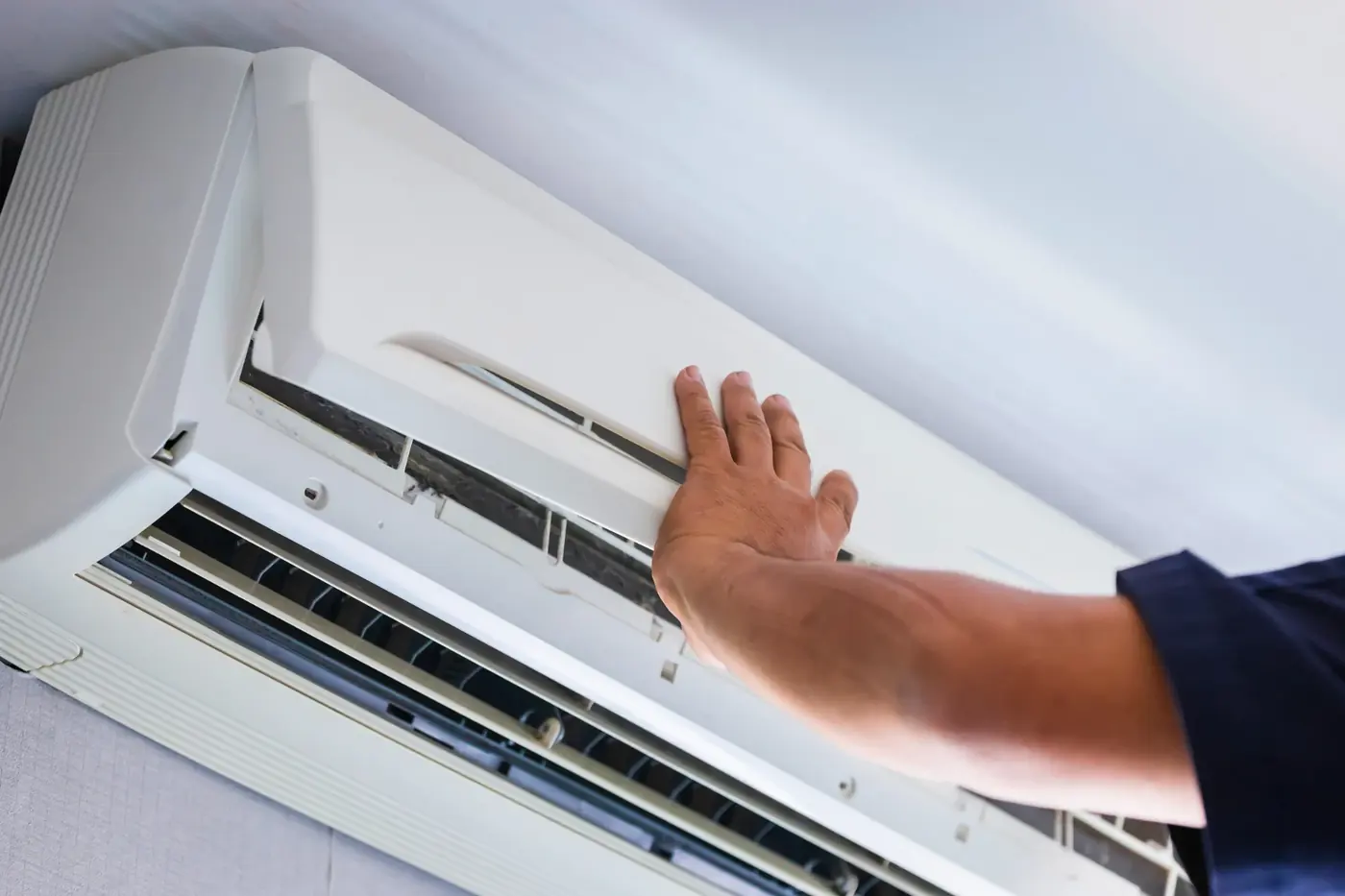 Técnico revisando una unidad de HVAC