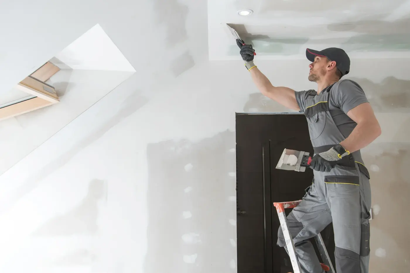 Trabajador terminando drywall en una remodelación