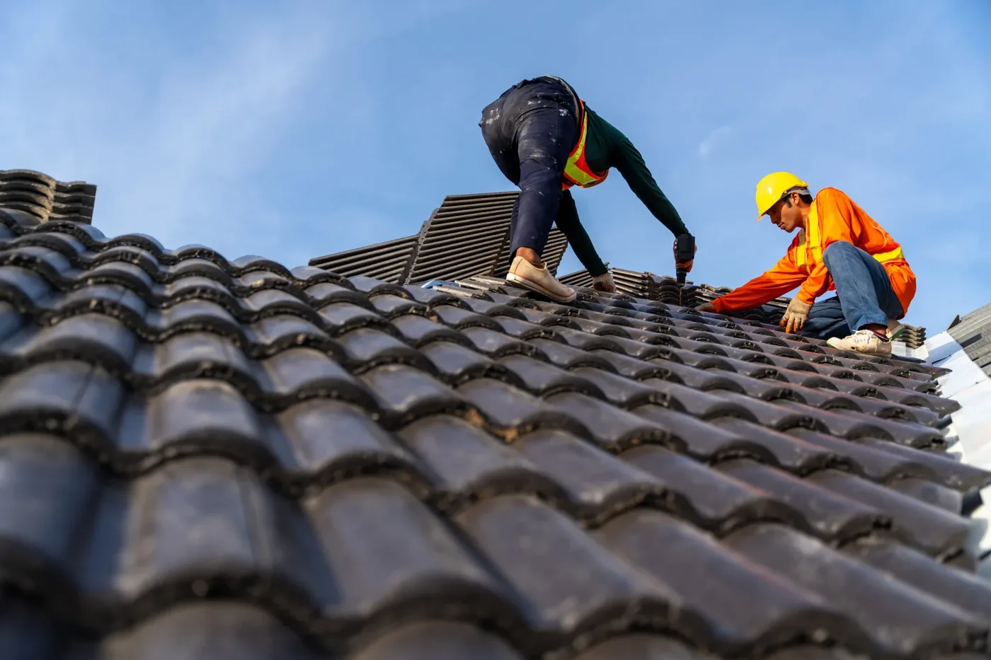 Equipo instalando tejas en un proyecto de roofing