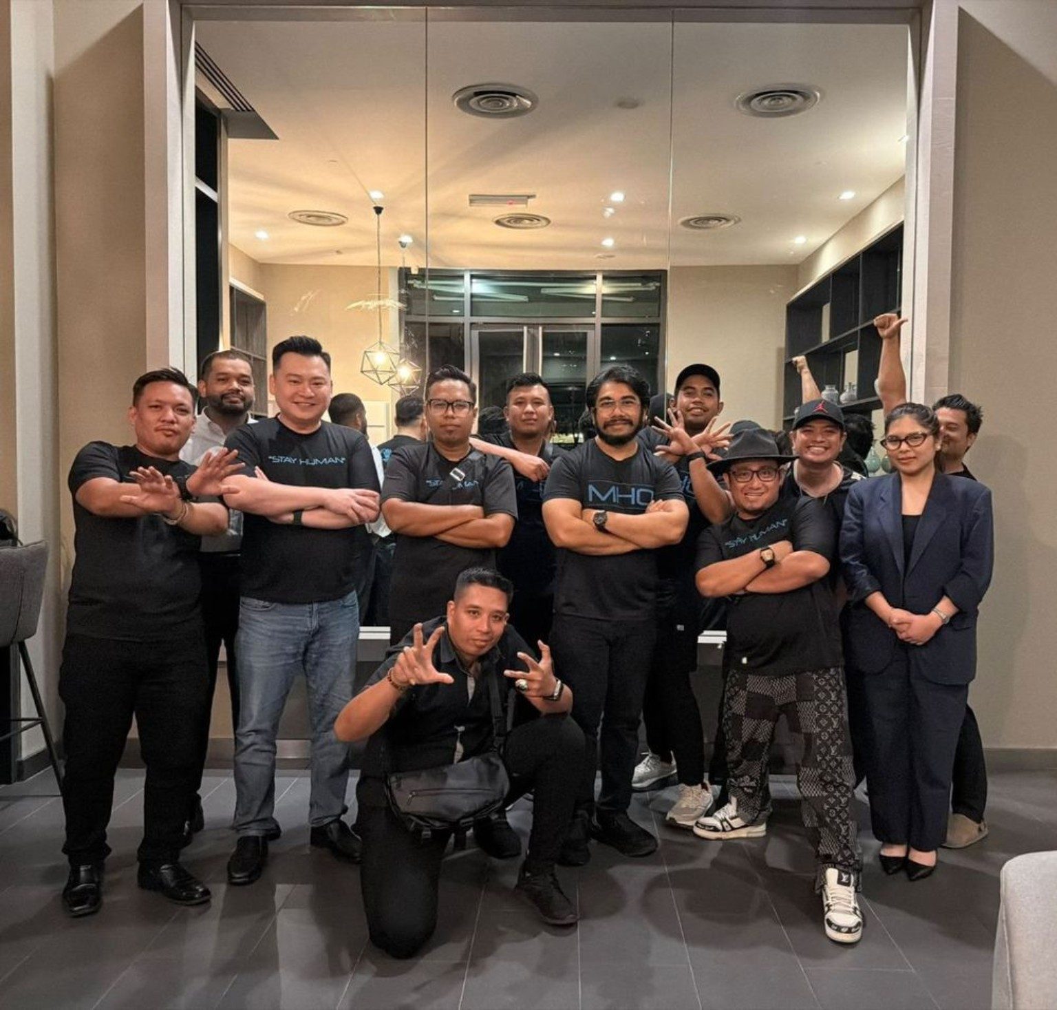 Datuk Hishamuddin Hashim bersama pasukan MHO