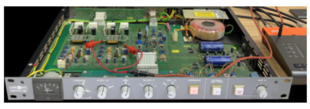 原论文 Figure 3:SSL Logic FX G384 bus compressor measured for dataset.