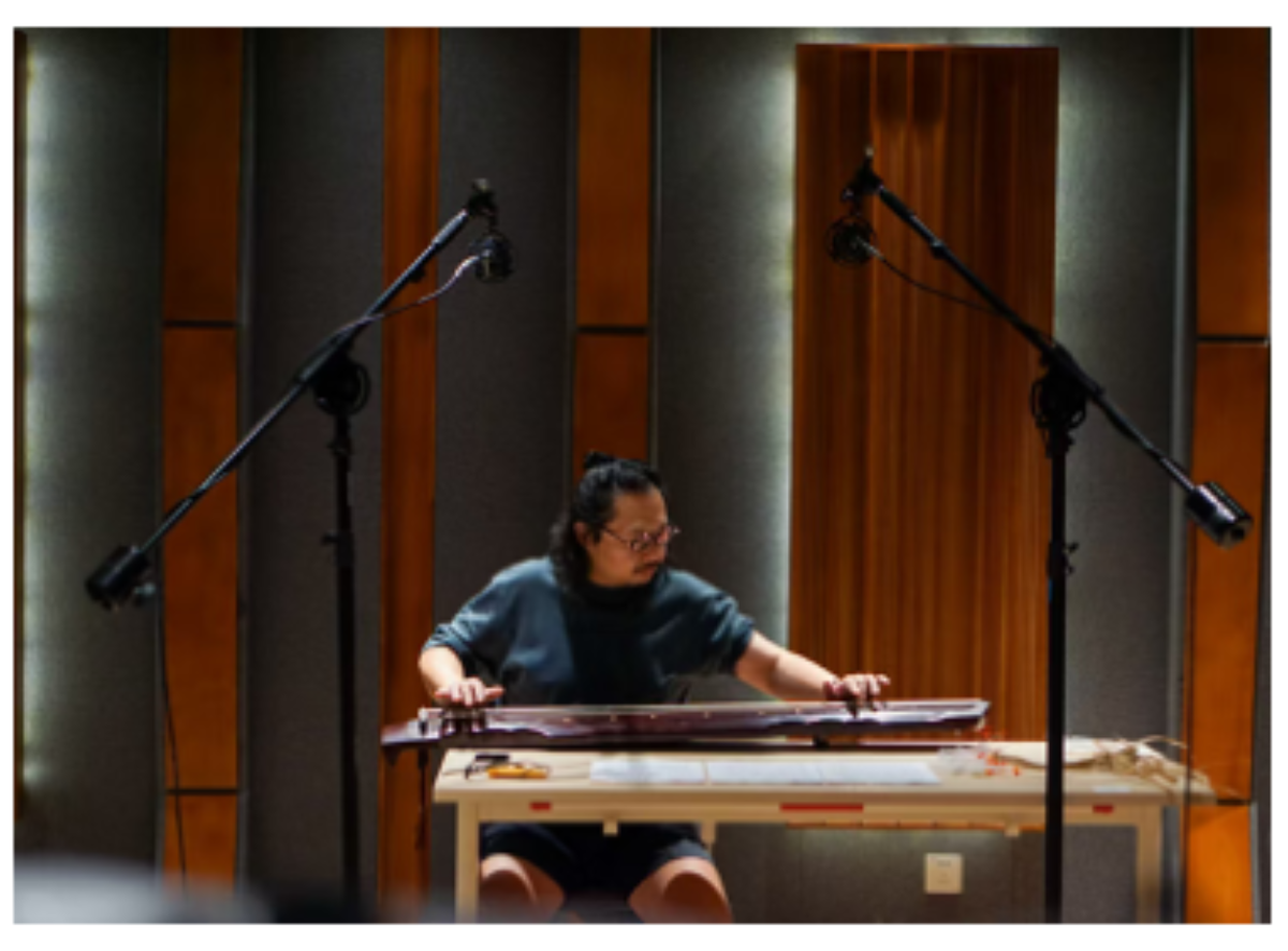 原论文 Figure 2:Recording of the Guqin in its traditional performance configu- ration.