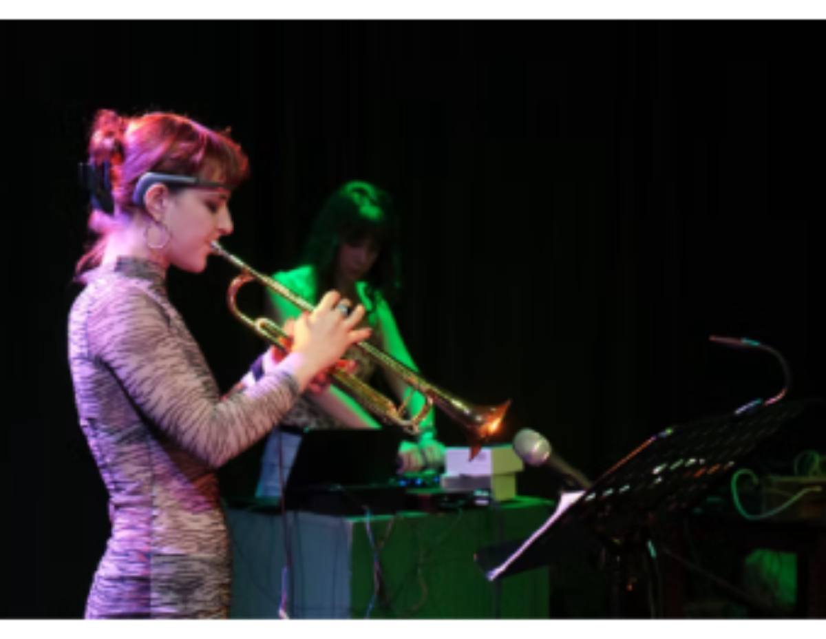原论文 Figure 1:Performance of one the Pieces - Live set. The performer wears the headset and the heartbeat sensor.
