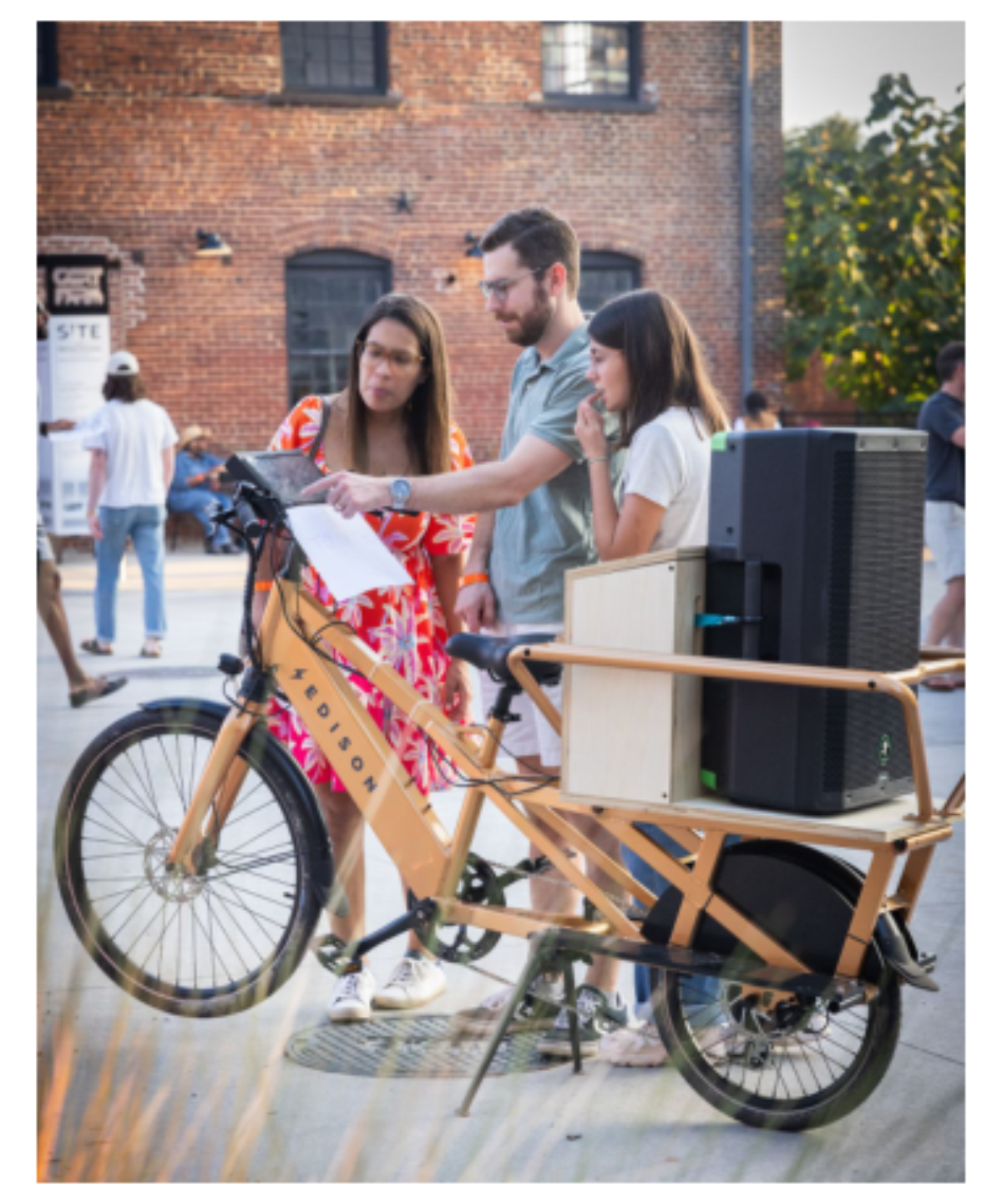 原论文 Figure 1:Visitors interacting with BIKES at an installa- tion Copyright Kevin Beasley