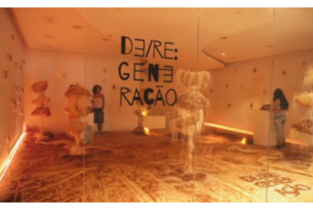 原论文 Figure 4:Spectators interacting with the bioplastic in- terfaces mounted on white plinths in installation…