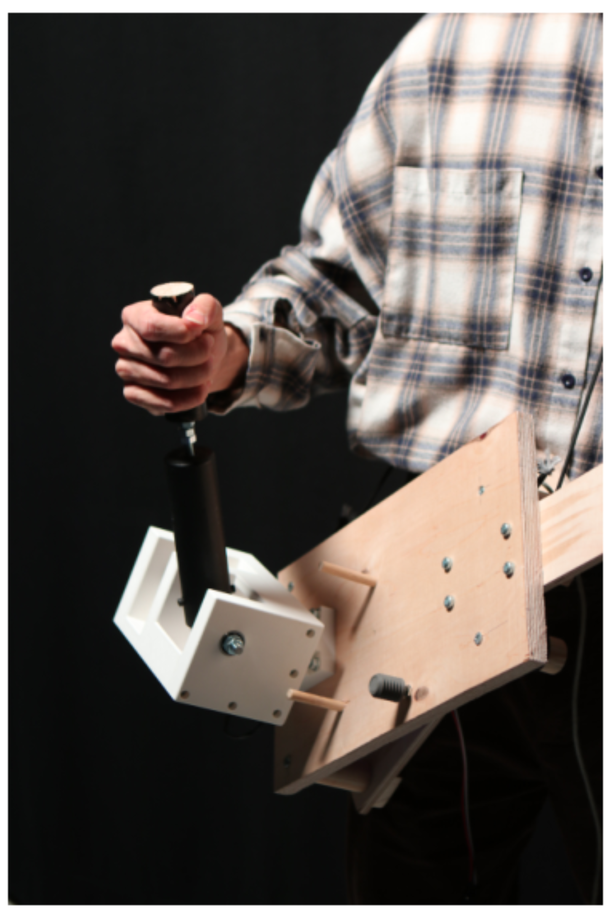 原论文 Figure 5:The right hand grabs the handlebar controlled by arm movements.