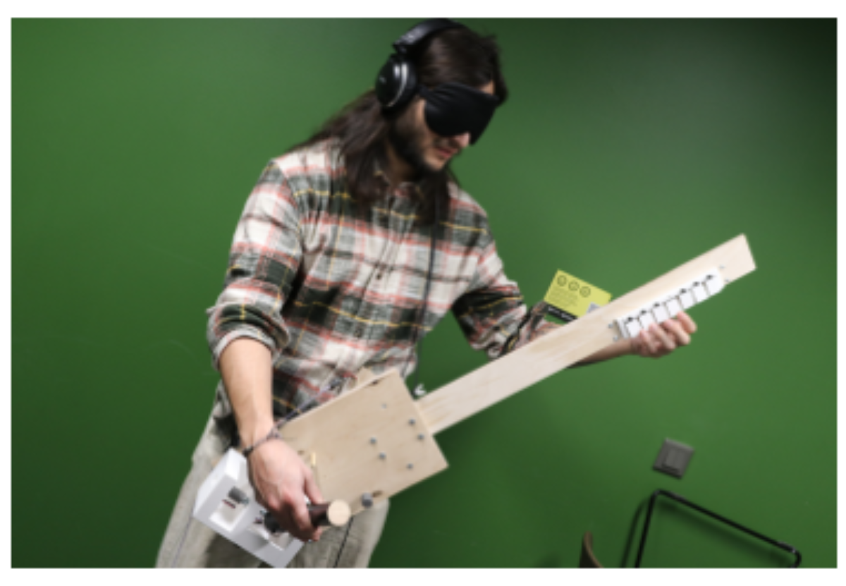 原论文 Figure 7:A participant performing one of the blind-folded experiment tasks.