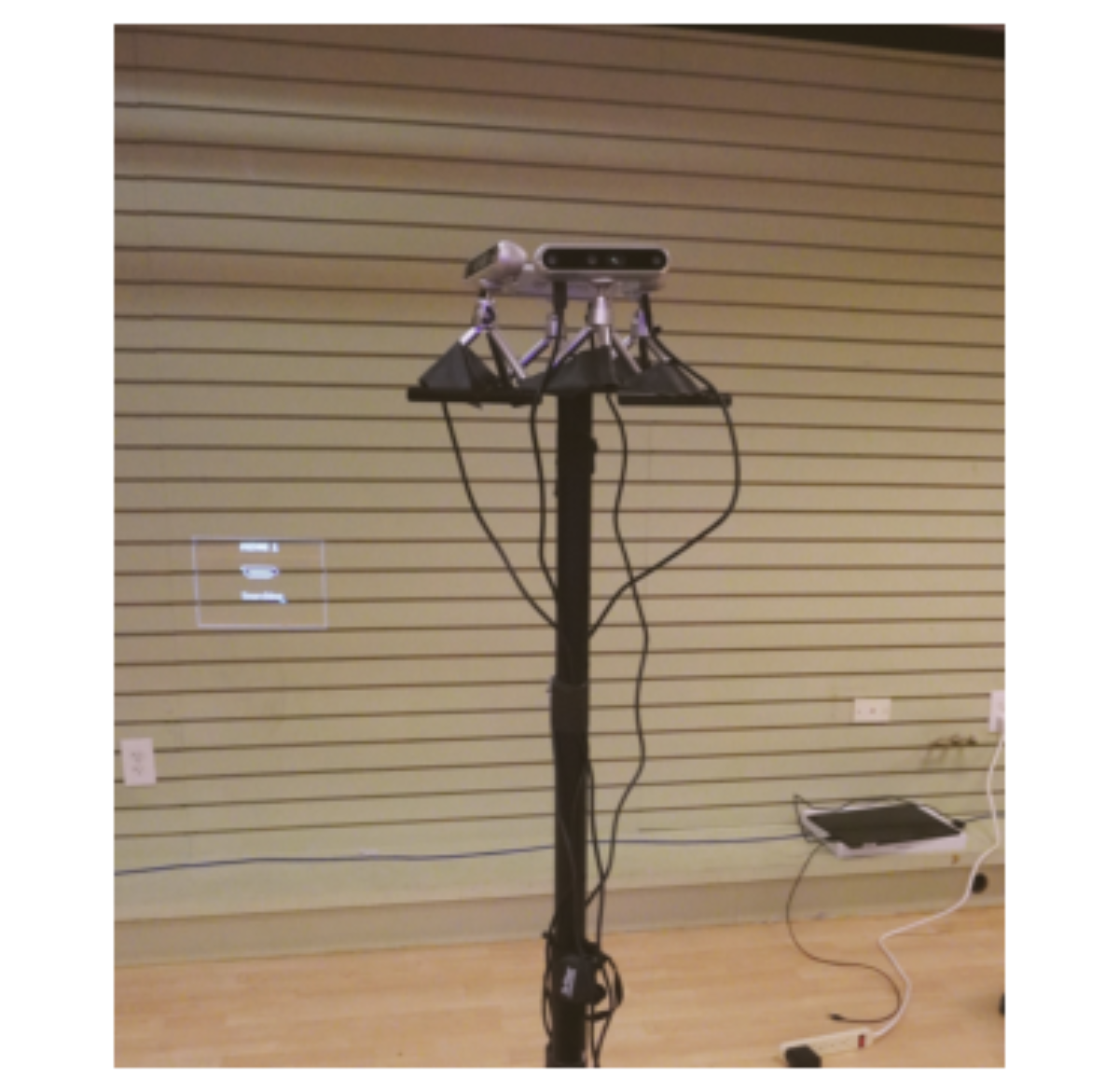 原论文 Figure 5:Camera-based audience tracking system setup.