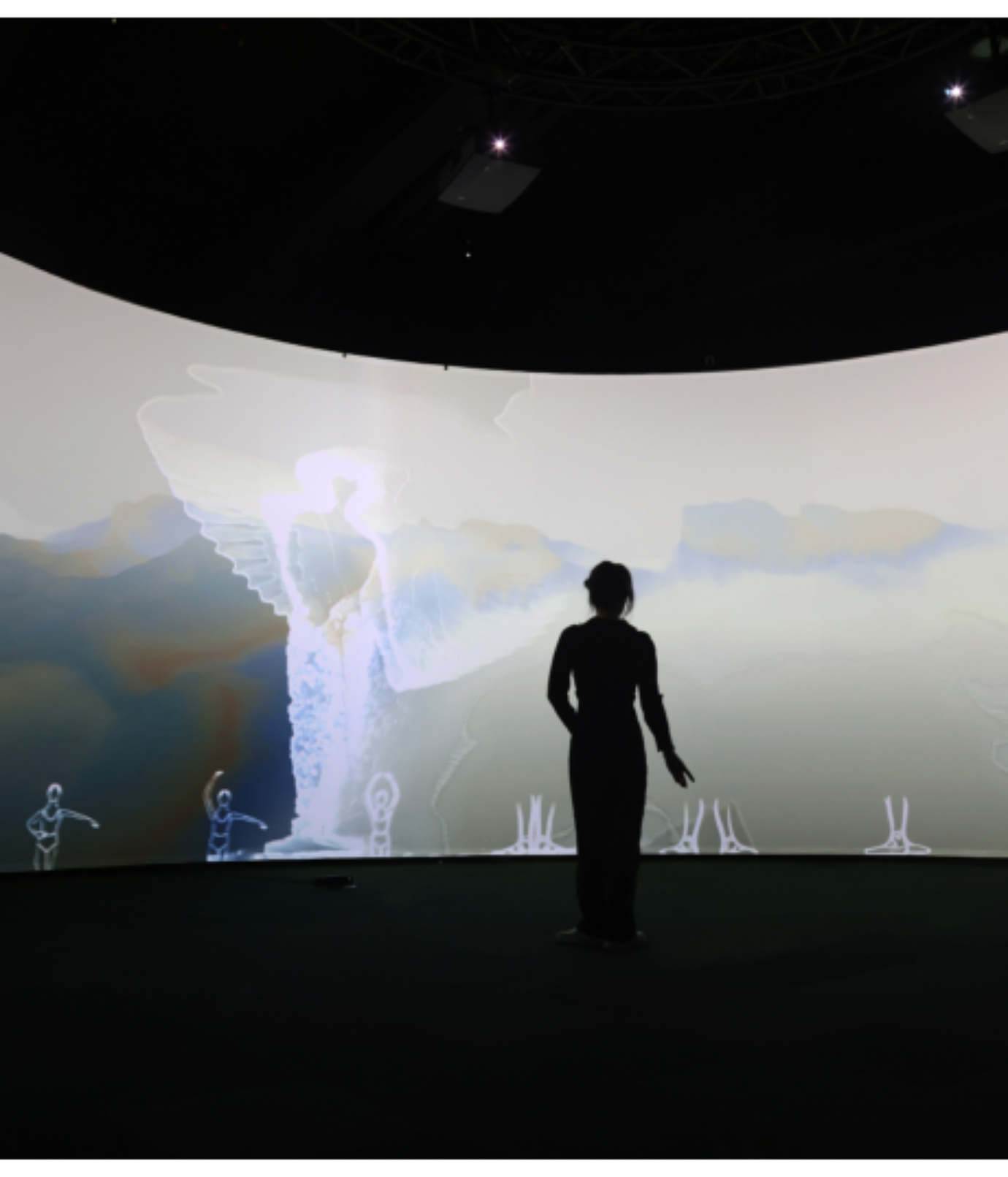 原论文 Figure 1:Fluid Body: the performer is in the immersive environment.