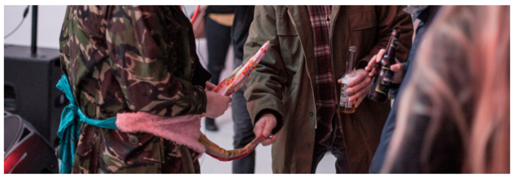 原论文 Figure 1:Participants play with an instrument during a live performance. Image by J.Dadds