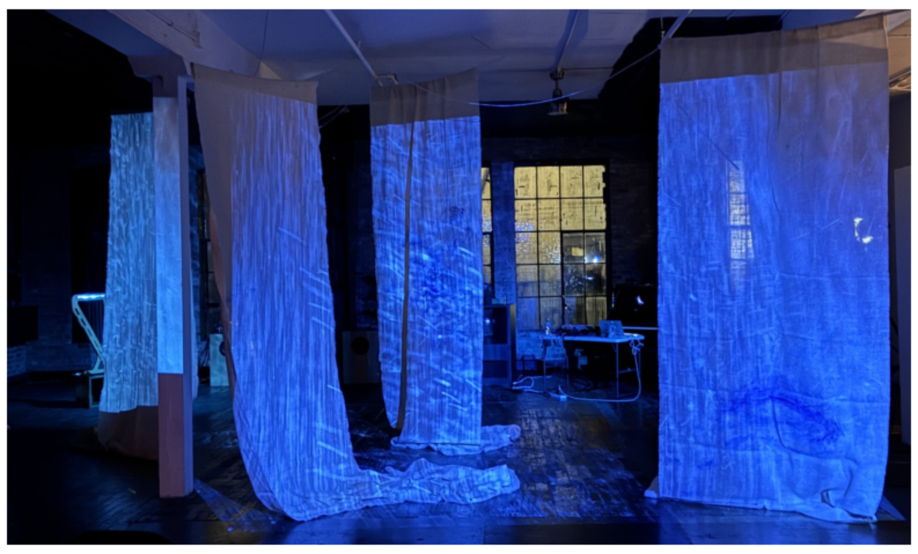 原论文 Figure 1:Augmented Harp-E in participatory improvisation music performance, De-dimension, 2025.
