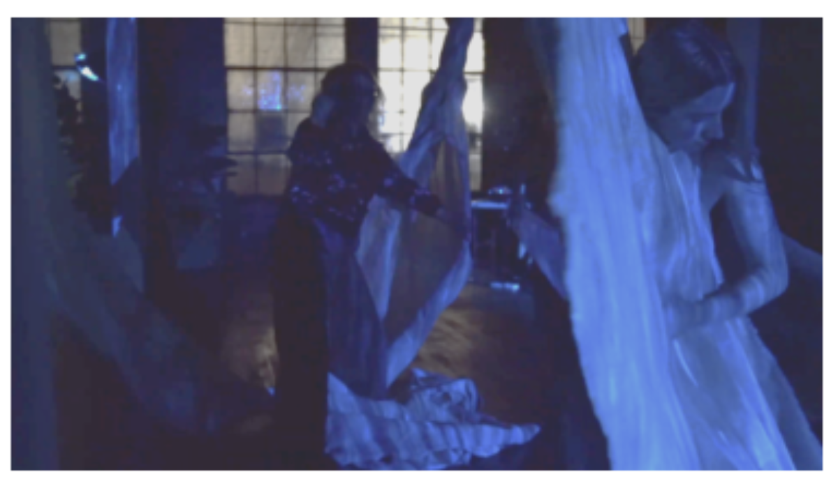 原论文 Figure 4:Audiences interacting with the fabric in a perfor- mance.