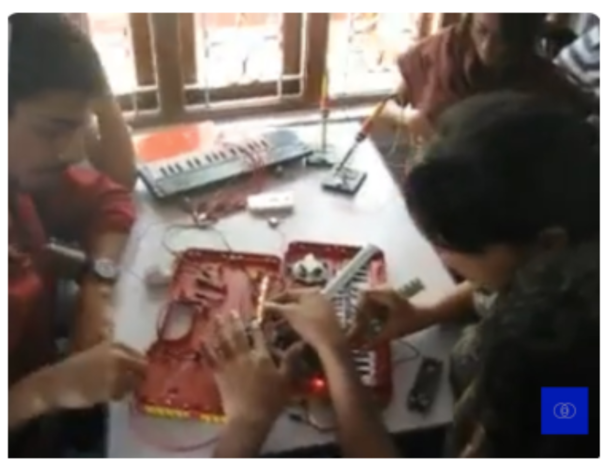 原论文 Figure 3:Workshop participants from a 2006 Circuit bend- ing workshop (Photo:Yashas Shetty)