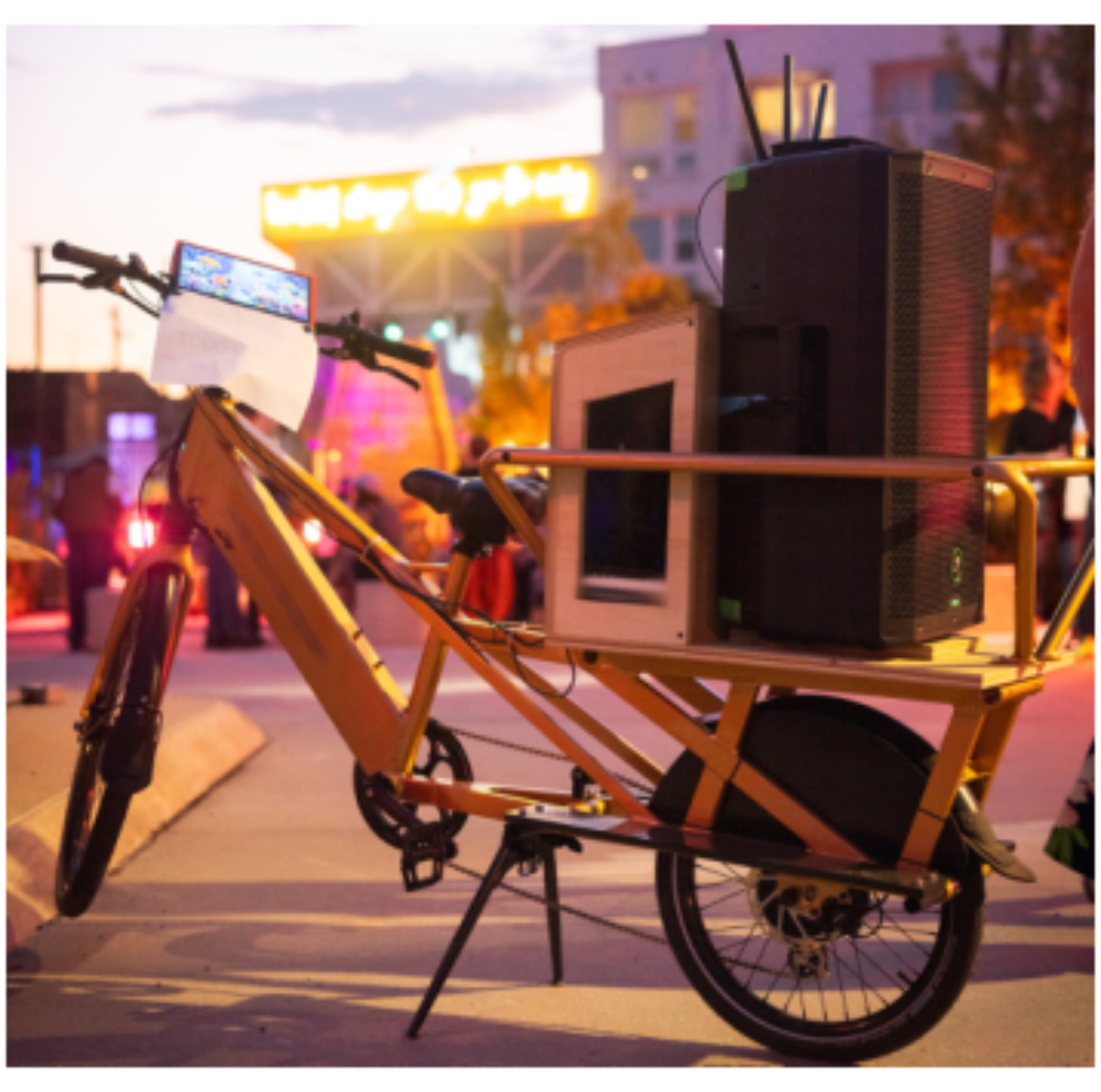 原论文 Figure 2:One of four bikes with mounted technology.