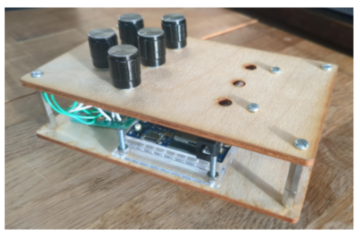 原论文 Figure 2:The instrument contains three LDRs for timbre control and five potentiometers used to control the…
