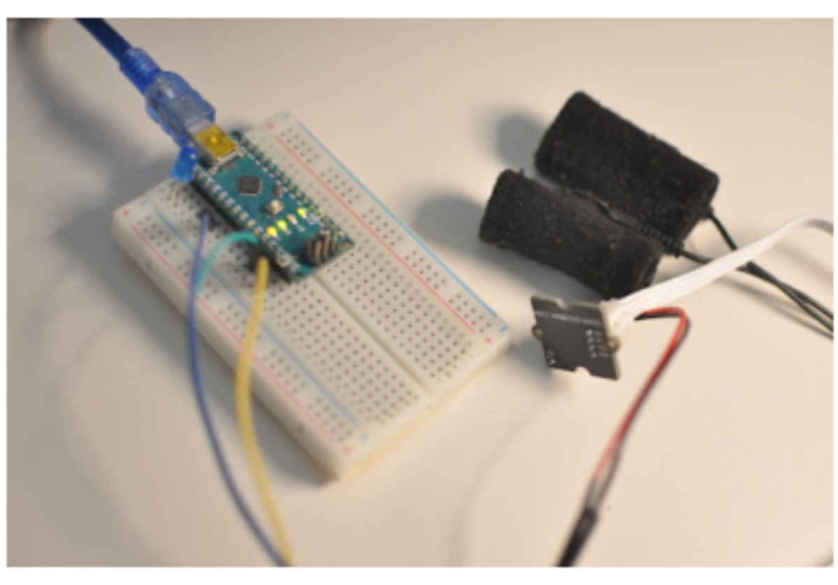 原论文 Figure 2:Arduino Nano and a low bugdet GSR biosensor.