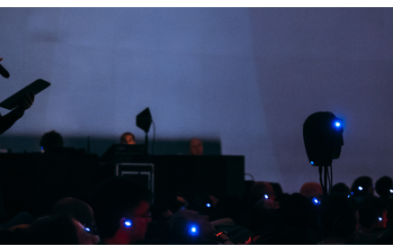 原论文 Figure 1:Concert augmenté, SAT, Montreal, Canada. Credits: Caroline Campeau