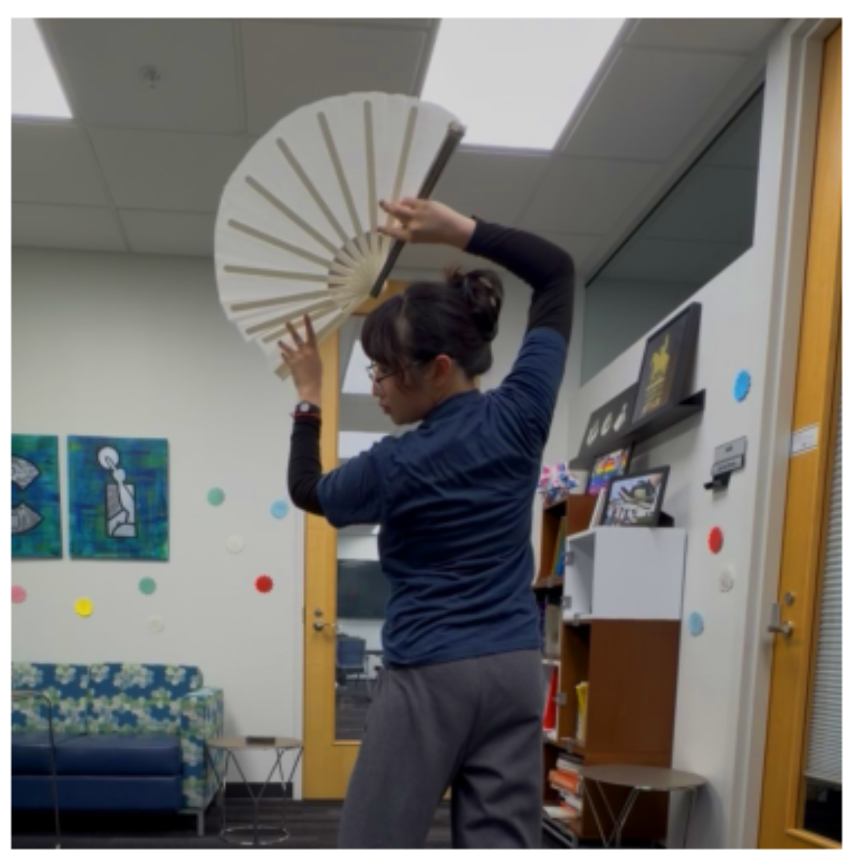 原论文 Figure 3:A Chinese dancer uses the prototype in a brief evaluation through improvised choreography.