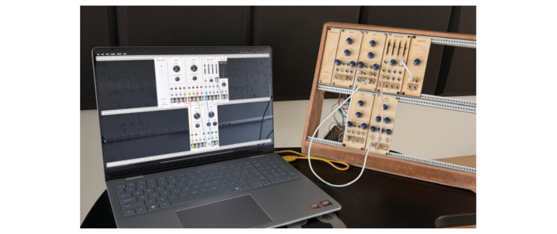 原论文 Figure 1:The Umbilical interface synchronizes a custom physical modular controller with the VCV Rack…