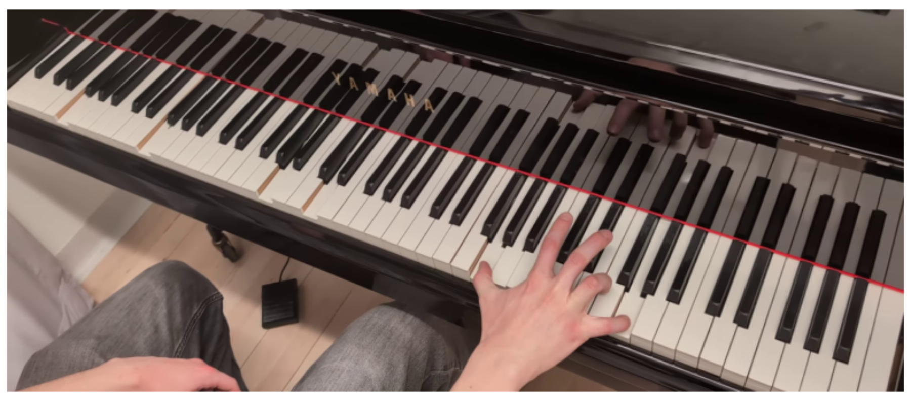 原论文 Figure 1:Musician playing with the jam_bot on a player piano.
