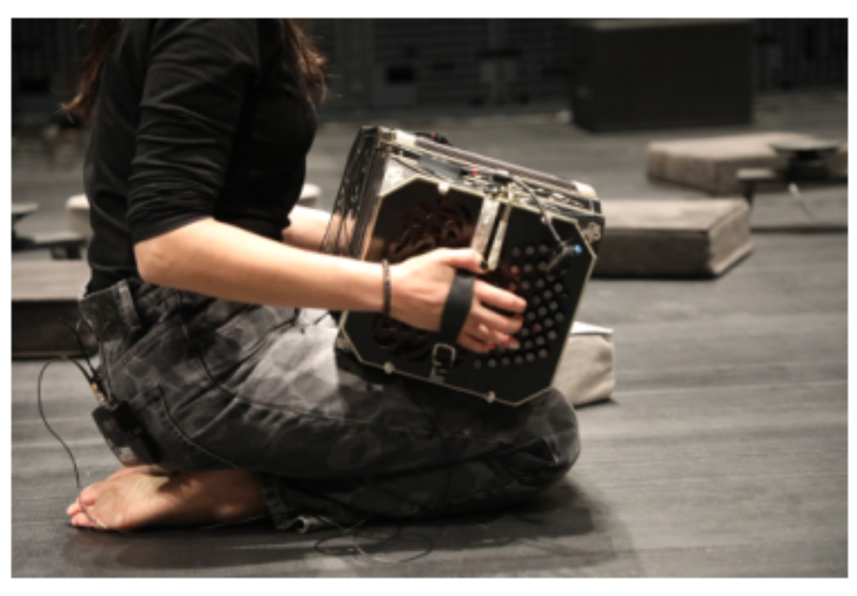 原论文 Figure 1:Practice session with the Augmented Bandoneon for the Performative Installation