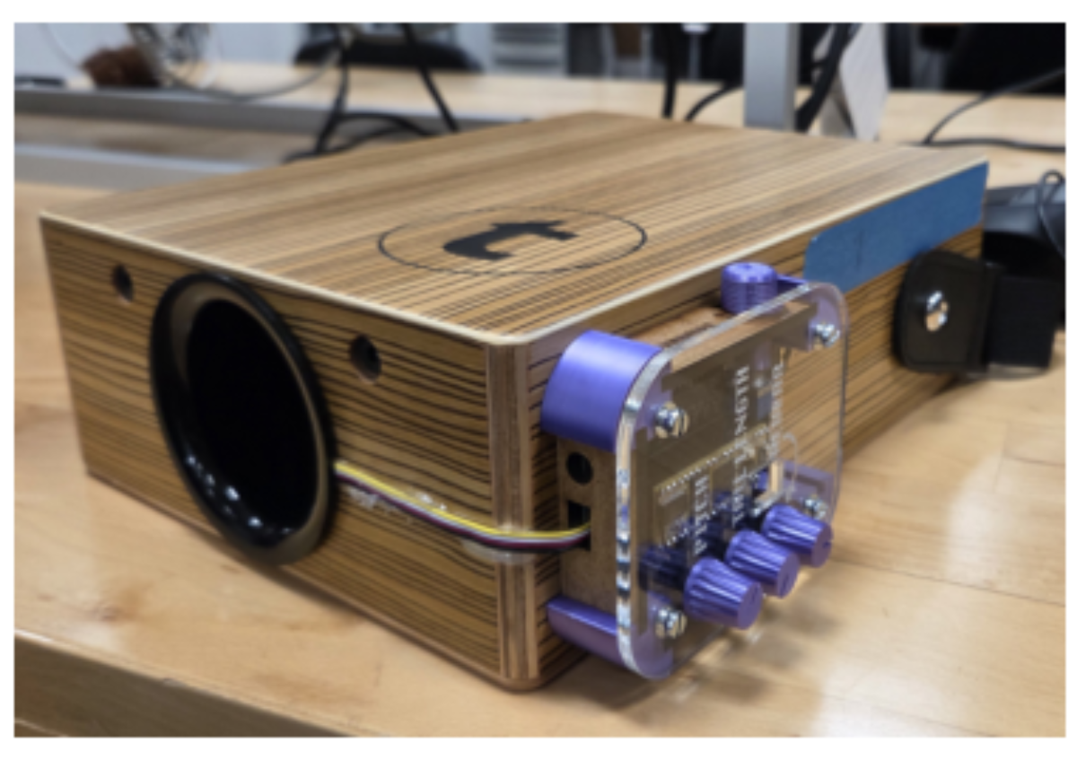 原论文 Figure 2:Iteration 1 with PCB mounted on the outside, 3D printed and lasercut case and knobs.