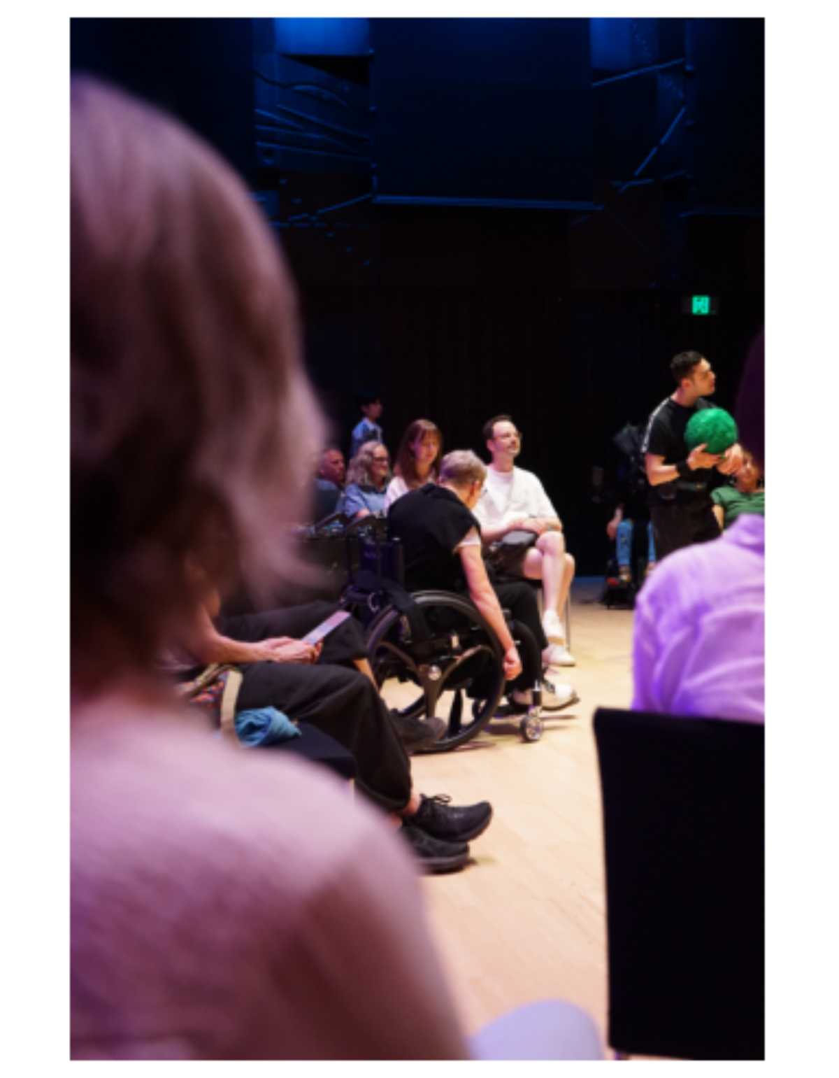 原论文 Figure 3:Performers interacting amongst audience mem- bers.