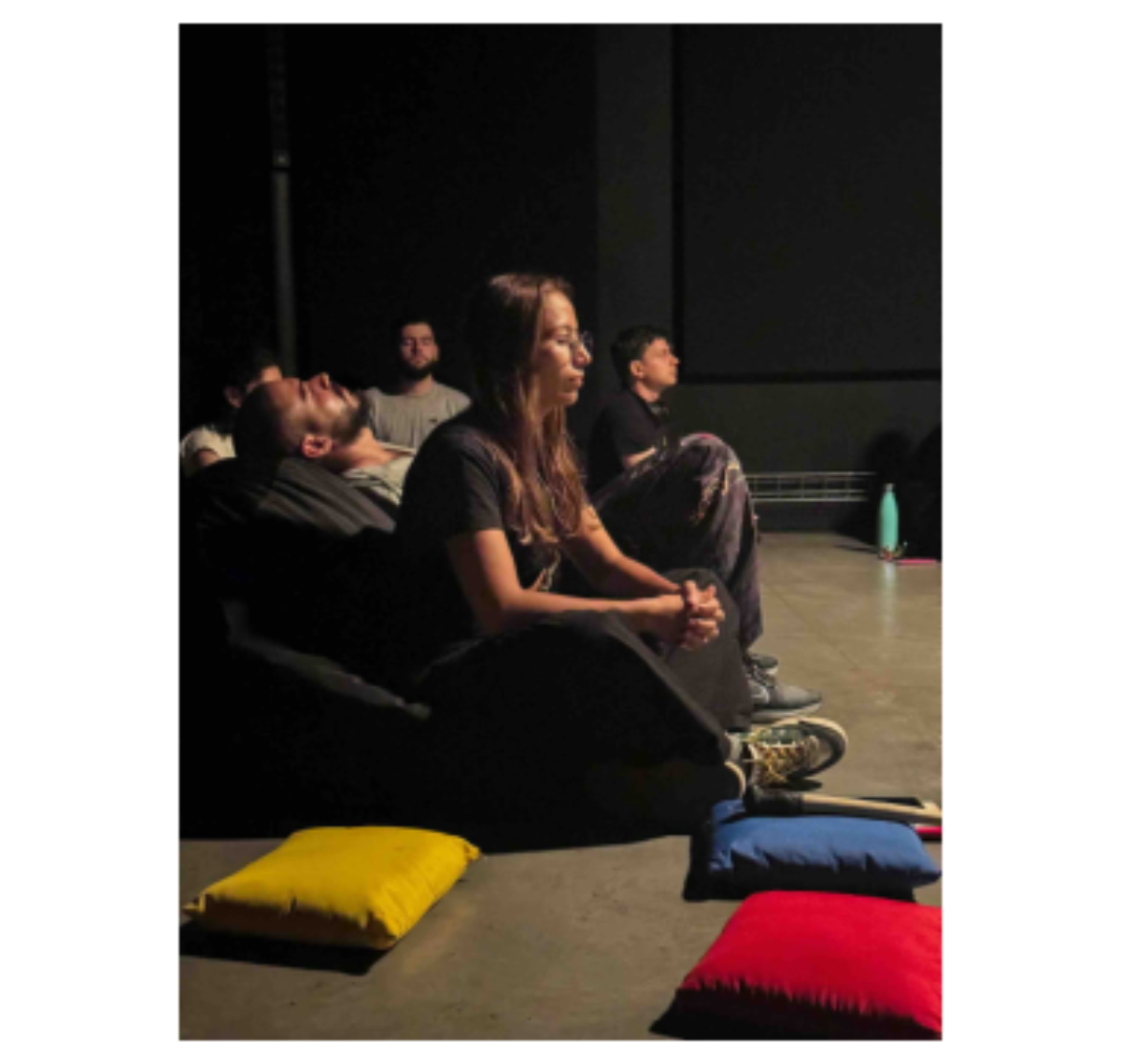 原论文 Figure 2:Participants in a listening meditation. Photo MAMM