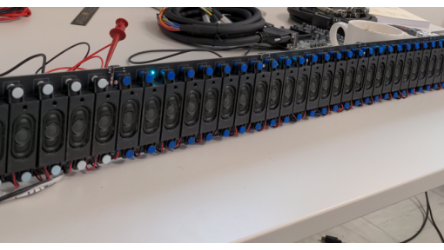 原论文 Figure 1:A loudspeaker array in a linear configuration with 64 loudspeakers.