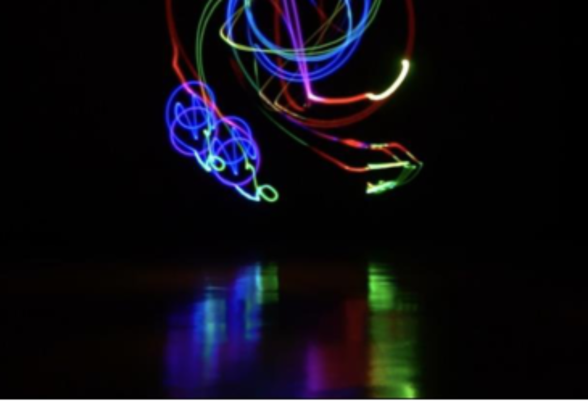 原论文 Figure 5:Still from an audio-laser performance designed with Phosphene