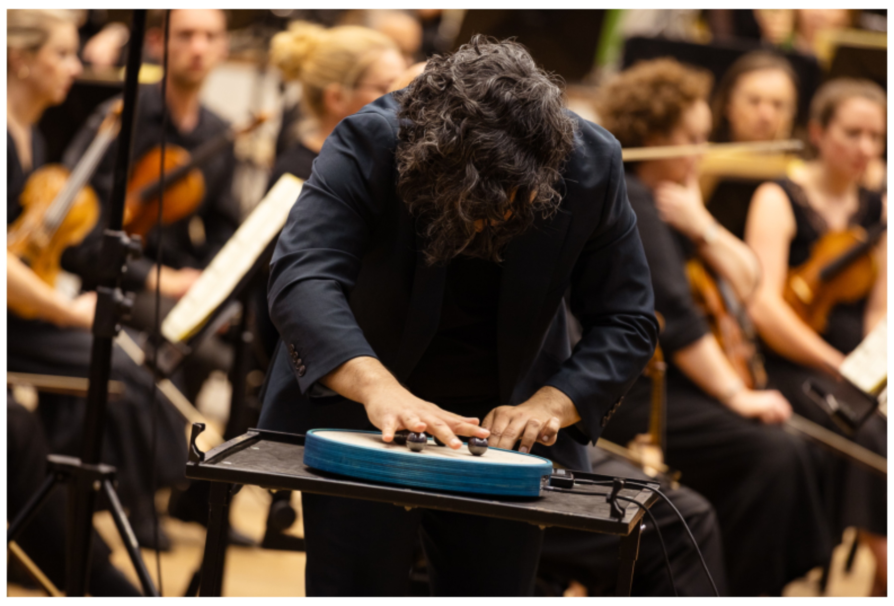 原论文 Figure 1:Image of Zubin Kanga performing on the Stacco with BBC Philharmonic. Photographer: Robin Clewley