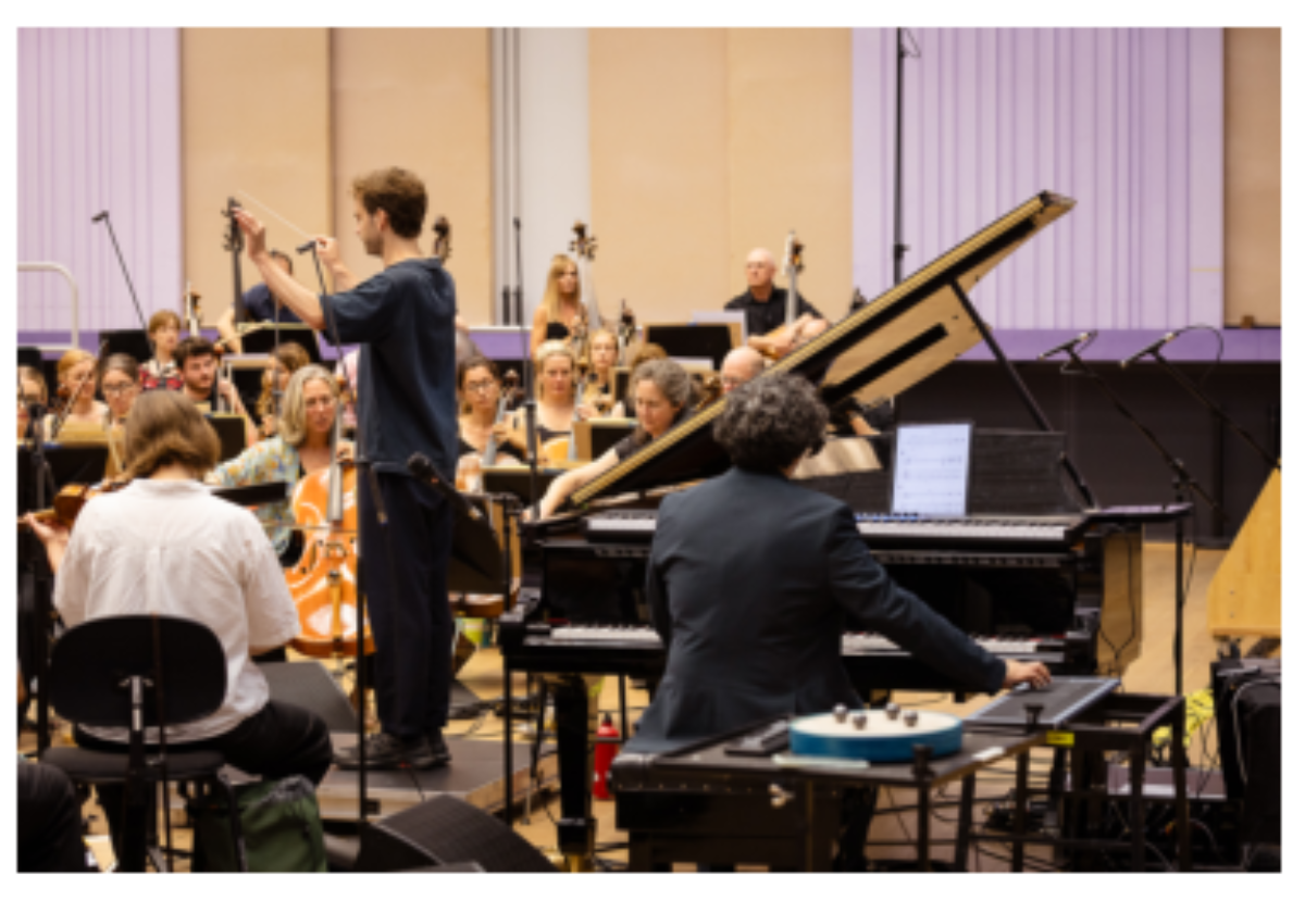 原论文 Figure 3:Jack Sheen conducting the BBC Philharmonic. Photographer: Robin Clewley